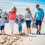 En familie på fire udforsker lykkeligt en livlig strandby med børn der leger i sandet og forældre der spadserer langs strandpromenaden alt under en solrig himmel